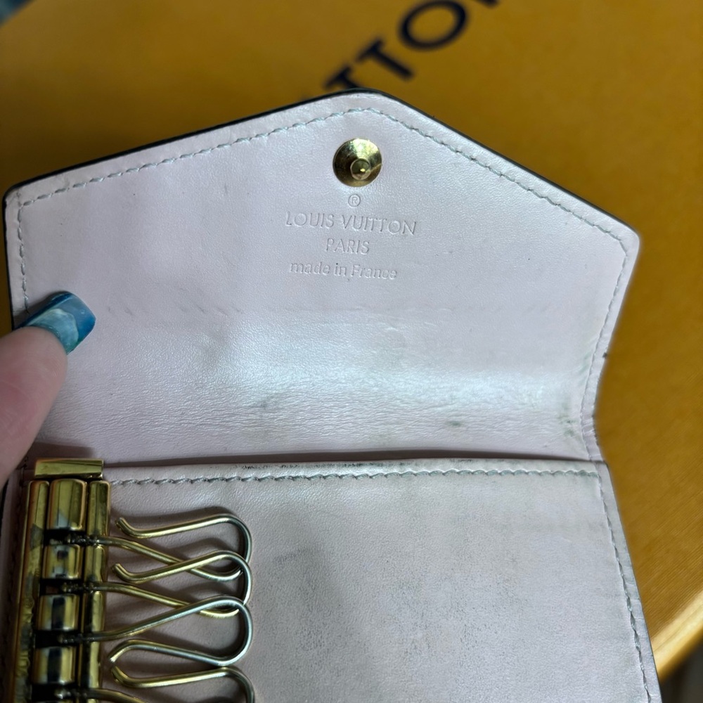 Louis Vuitton pink patent Monogram key holder - Picture 8 of 9